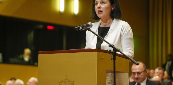 Historia urzędniczki pokrzywdzonej przez wymiar sprawiedliwości dobrze wpisywała się w hasła zbuntowanego ruchu ANO 2011 założonego przez dzisiejszego premiera Andreja Babiša. Miliarder, w przeszłości należący do partii komunistycznej, jeden z najbogatszych ludzi w Czechach, właściciel koncernu spożywczego AGROFERT i największej grupy medialnej w kraju, wszedł do polityki, zapowiadając rozliczenie ze skorumpowanymi elitami. T