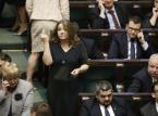 „Środkowy palec to najlepszy dowód, że propaganda jest ważniejsza niż zdrowie”. Opozycja chce ukarania przez komisję etyki Joanny Lichockiej
