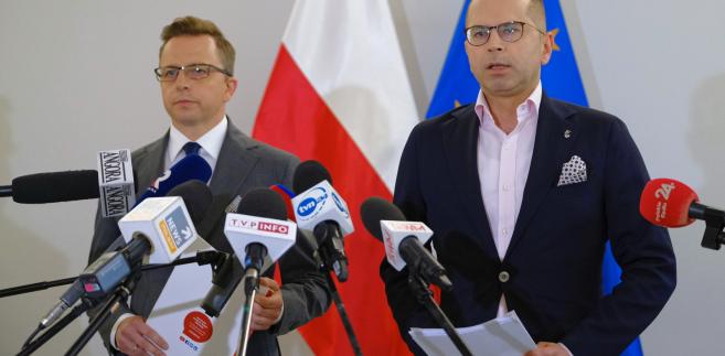 Posłowie KO. Dariusz Joński i Michał Szczerba