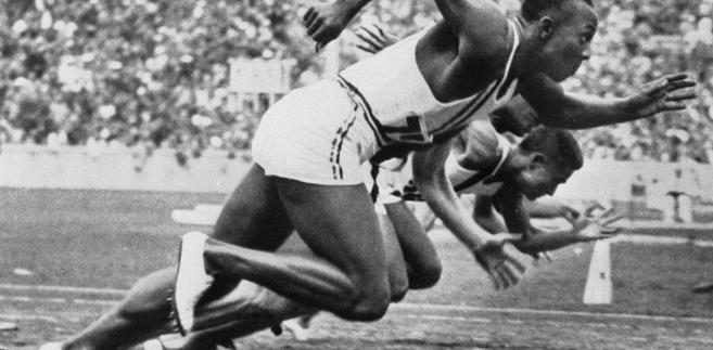 Jesse Owens, zdobywca czterech złotych medali na igrzyskach olimpijskich w Berlinie w 1936 r.: w biegu na 100 m i 200 m, skoku w dal i sztafecie 4 x 100 m