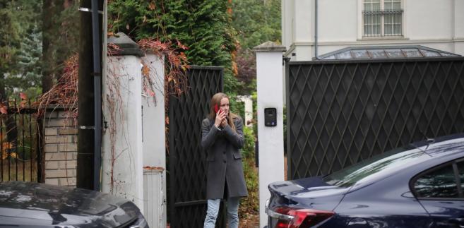 Córka adwokata Romana Giertycha Maria Giertych pod domem w podwarszawskim Józefowie