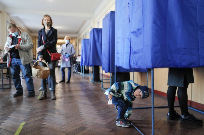 Wyborcy dostawali prezenty, np. kaszę gryczaną, maski czy rękawiczki