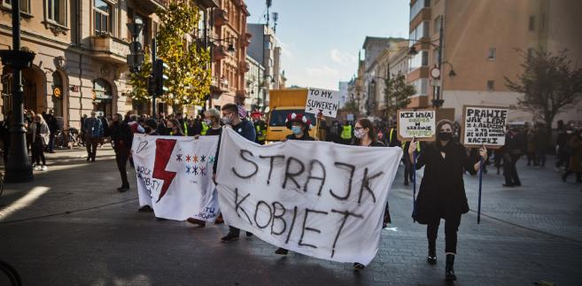 W obozie rządowym widać, że manifestacje i napięcia polityczne, które wywołał wyrok TK, spowodowały potężne kłopoty w koncentracji sił, środków i mocy decyzyjnych w walce z pandemią.