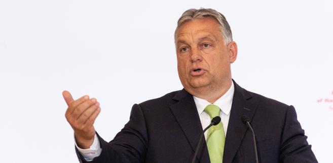 Teorie, według których węgierskie weto do powiązania wypłat z praworządnością to w istocie sprzeciw wobec przyjmowania imigrantów, są warte tyle, ile przekaz TVP Info, że Unia chce w ten sposób wprowadzić w Polsce aukcje dzieci dla par gejowskich